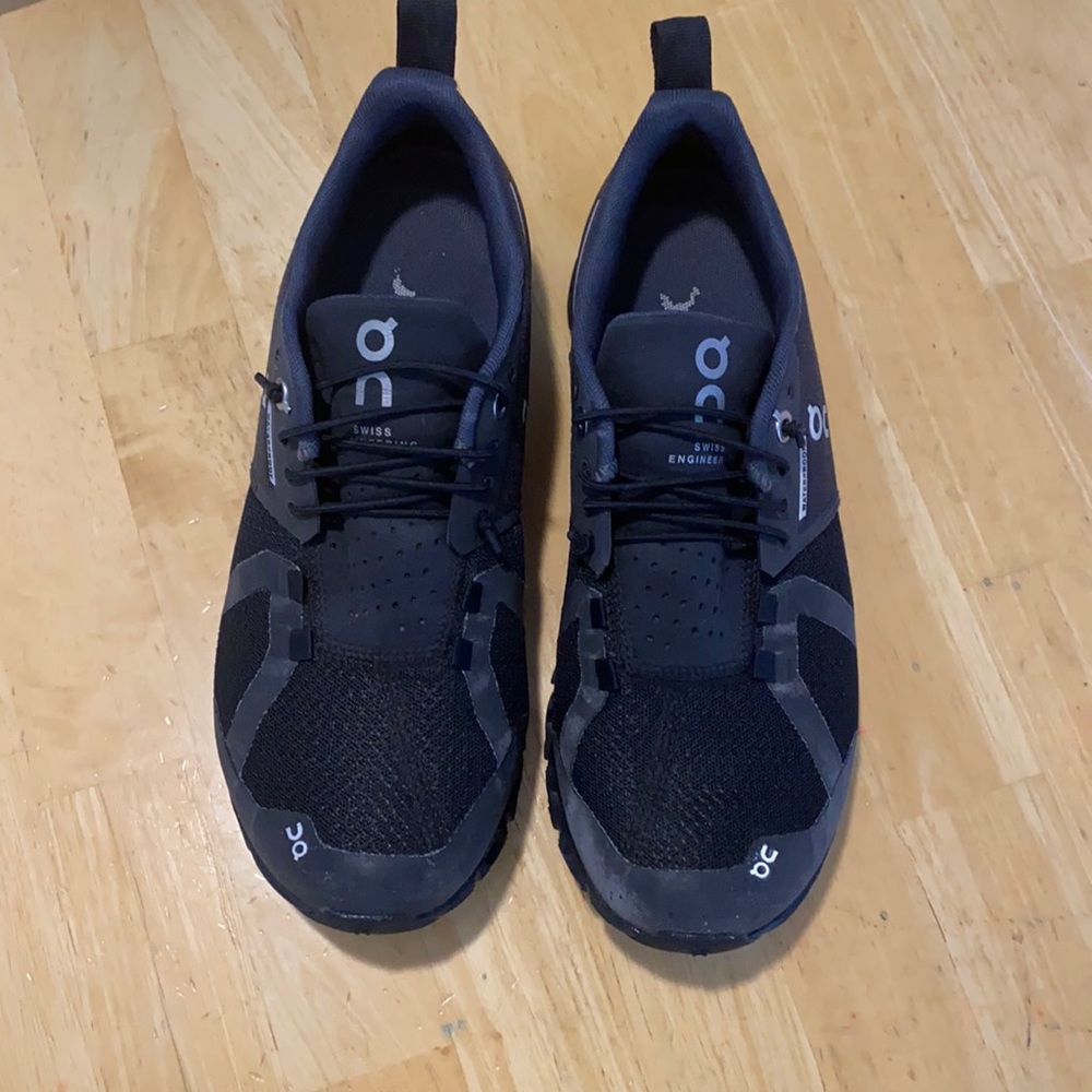 On cloud waterproof running sneaker 🖤 - Picture 6 of 8